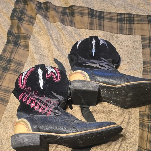 Ariat Black and Pink Embroidered Western Boots Only Worn Once Like Brand New - Picture 2 of 6